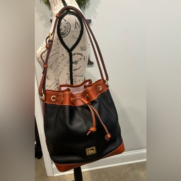 🖤 Authentic Dooney and Bourke Dillen Drawstring Bag 🖤 - Picture 2 of 13